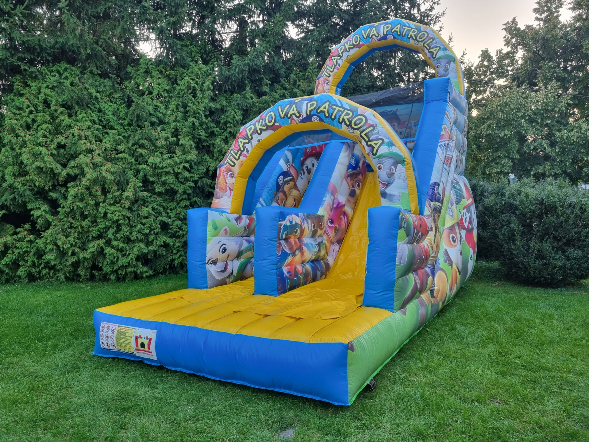 Nafukovací skákací hrad se skluzavkou s motivem Tlapkové patroly na zahradě
