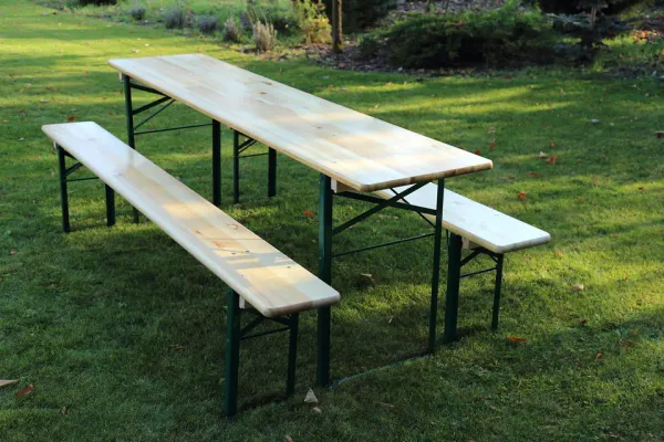 Dřevěný pivní set – stůl a dvě lavice na zahradě