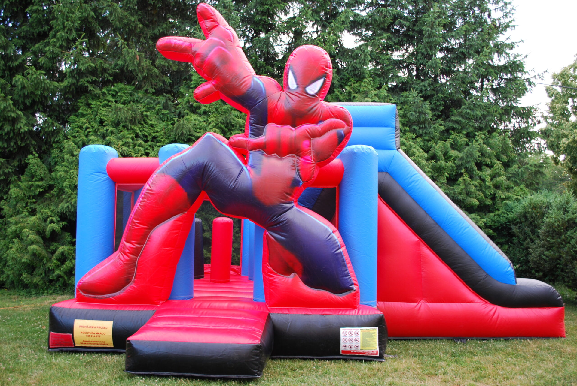 Červeno-modrý skákací hrad se skluzavkou a postavou Spidermana